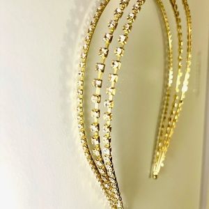 Ladies crystal headband. Purchased at Ulta just never worn. Only a few weeks.